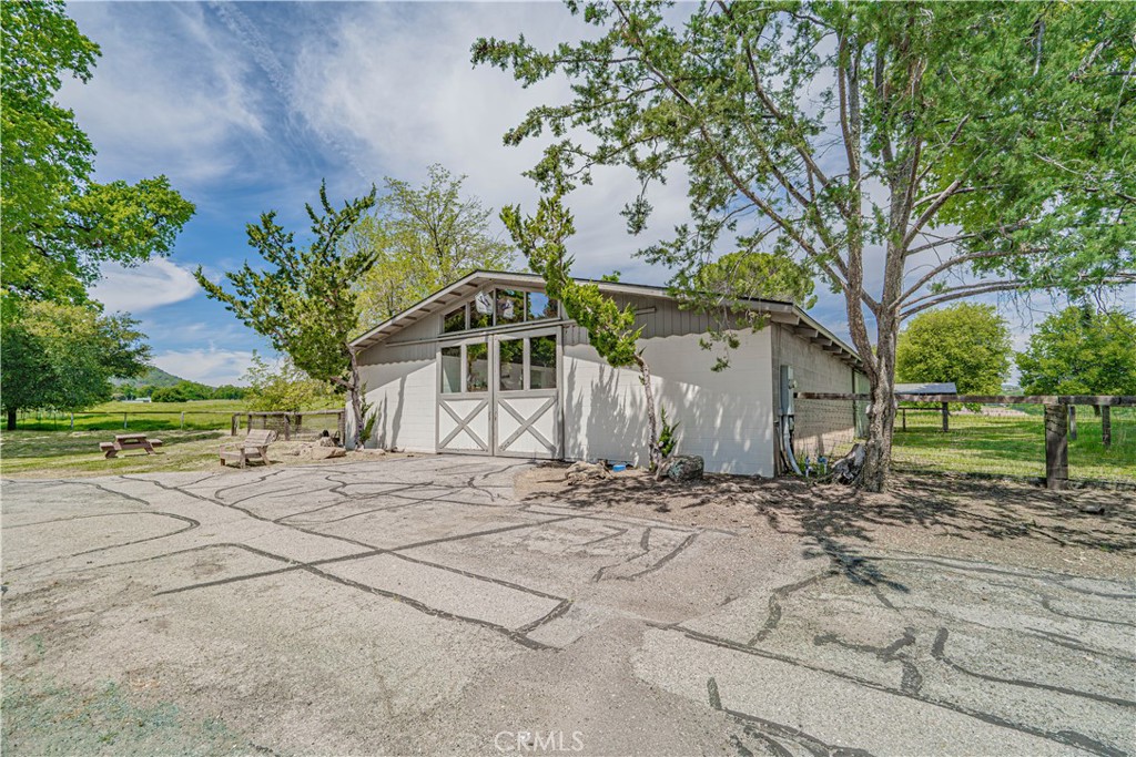 5161 Vineyard Drive
