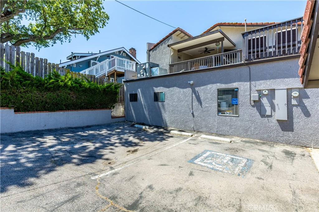 7695 El Camino Real