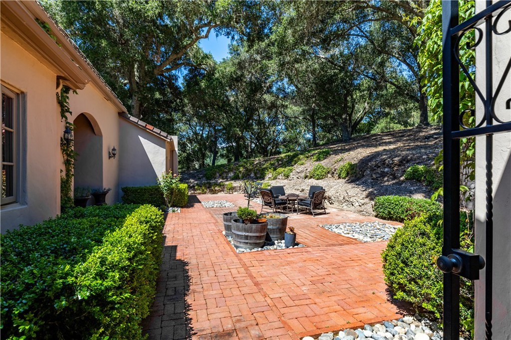 810 Dove Pond