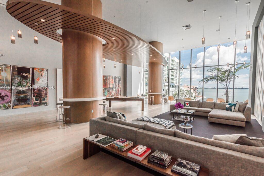 460 NE 28th St # 2508