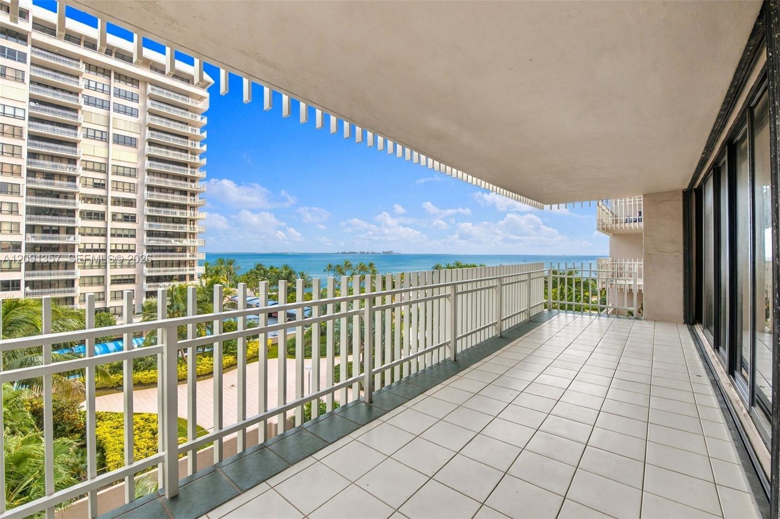 2 Grove Isle Dr # B609
