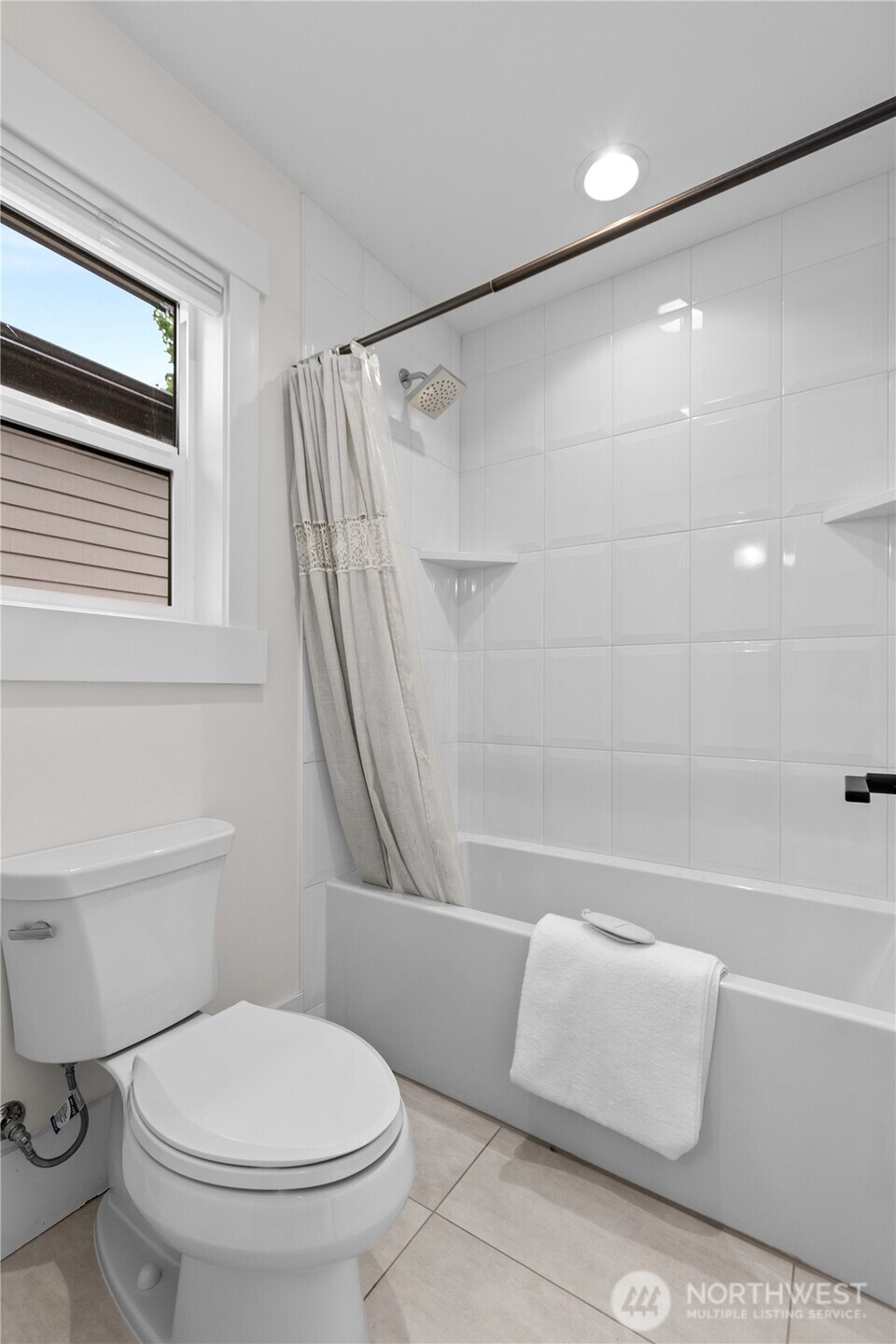 Explore the Property at 11511 115th Avenue NE, Kirkland, WA