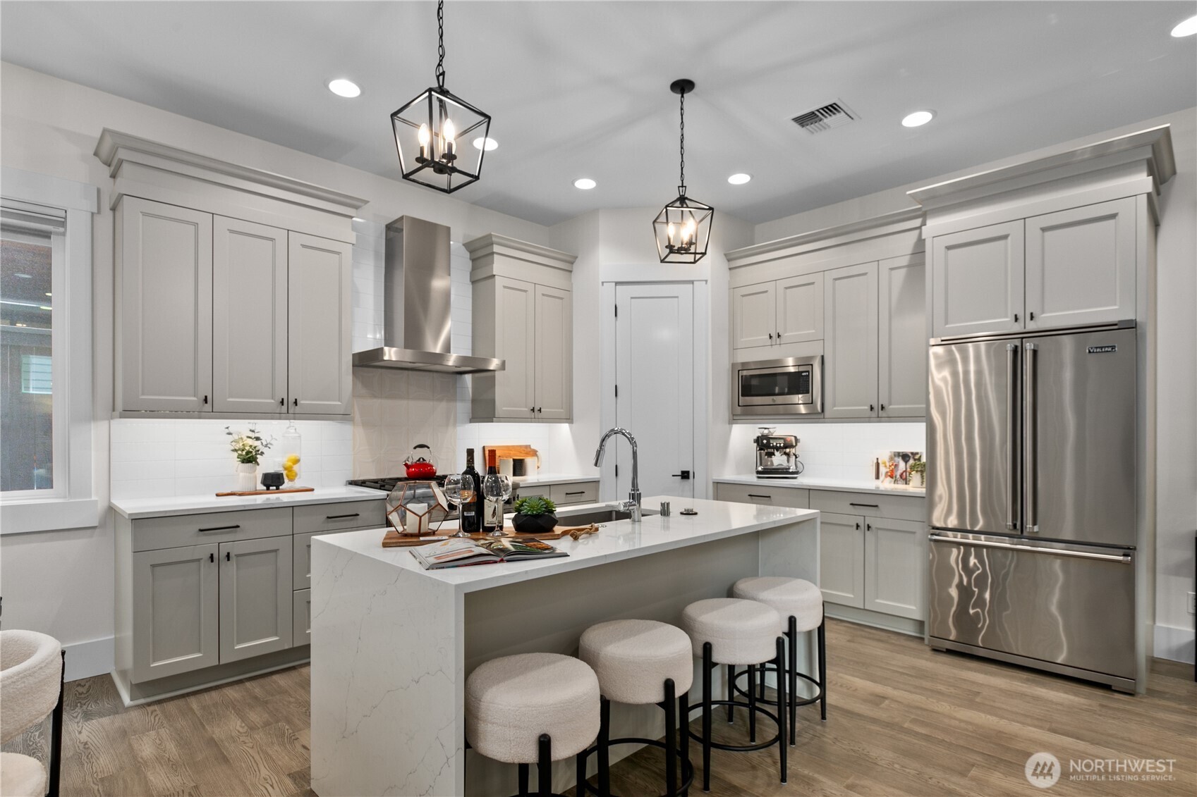 Explore the Property at 11511 115th Avenue NE, Kirkland, WA