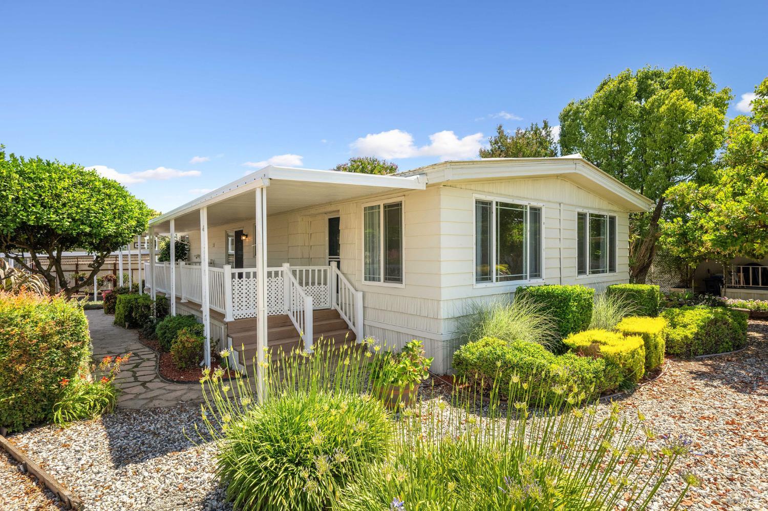 34 Hacienda Dr