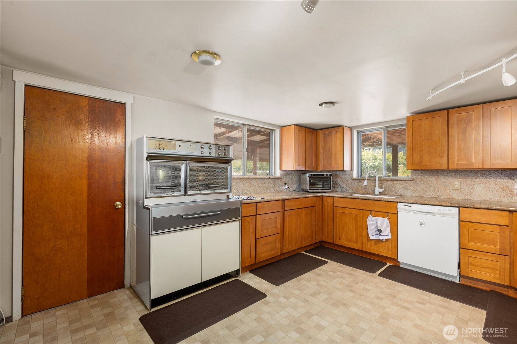 27 2nd Avenue N