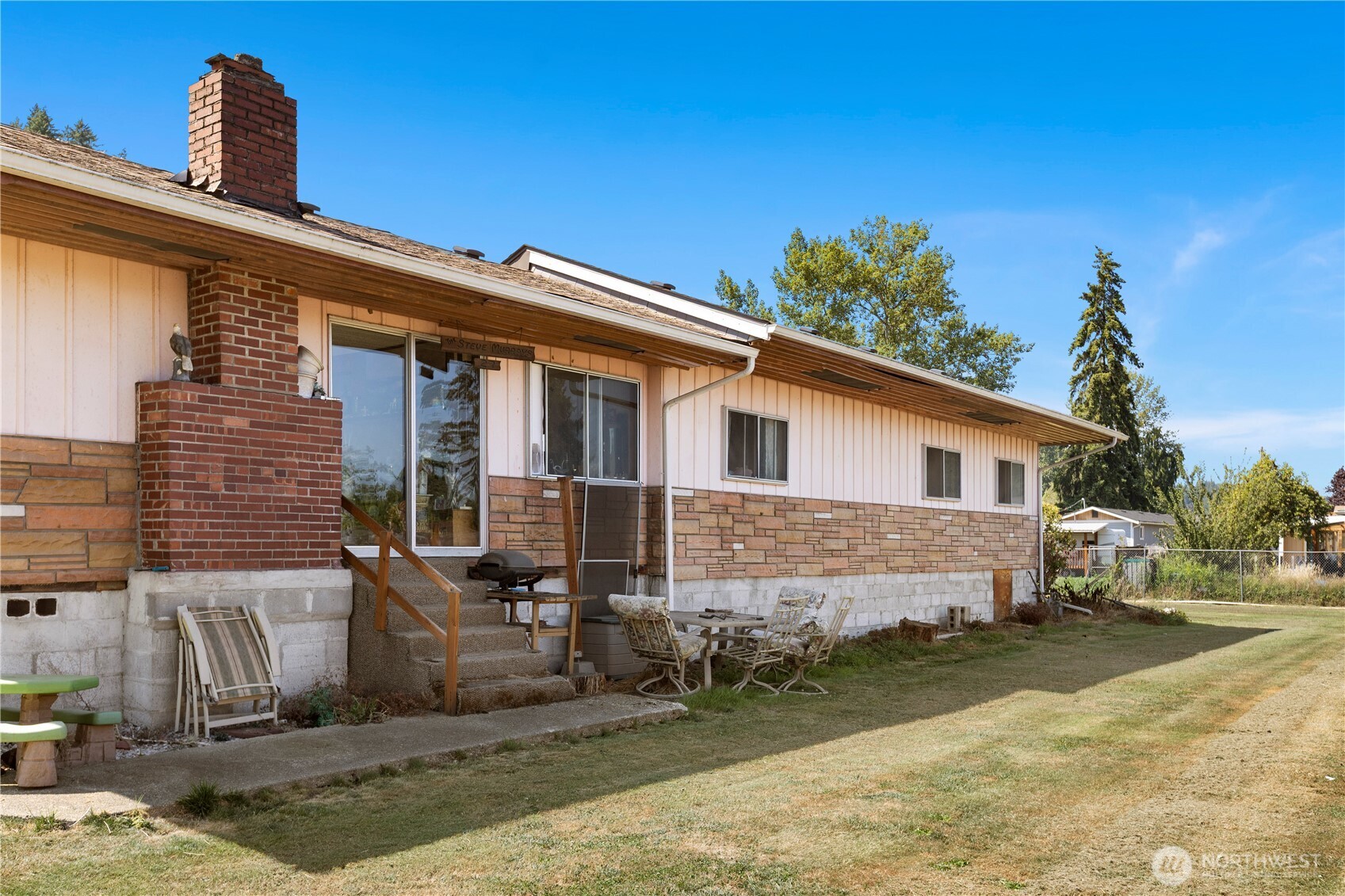 27 2nd Avenue N