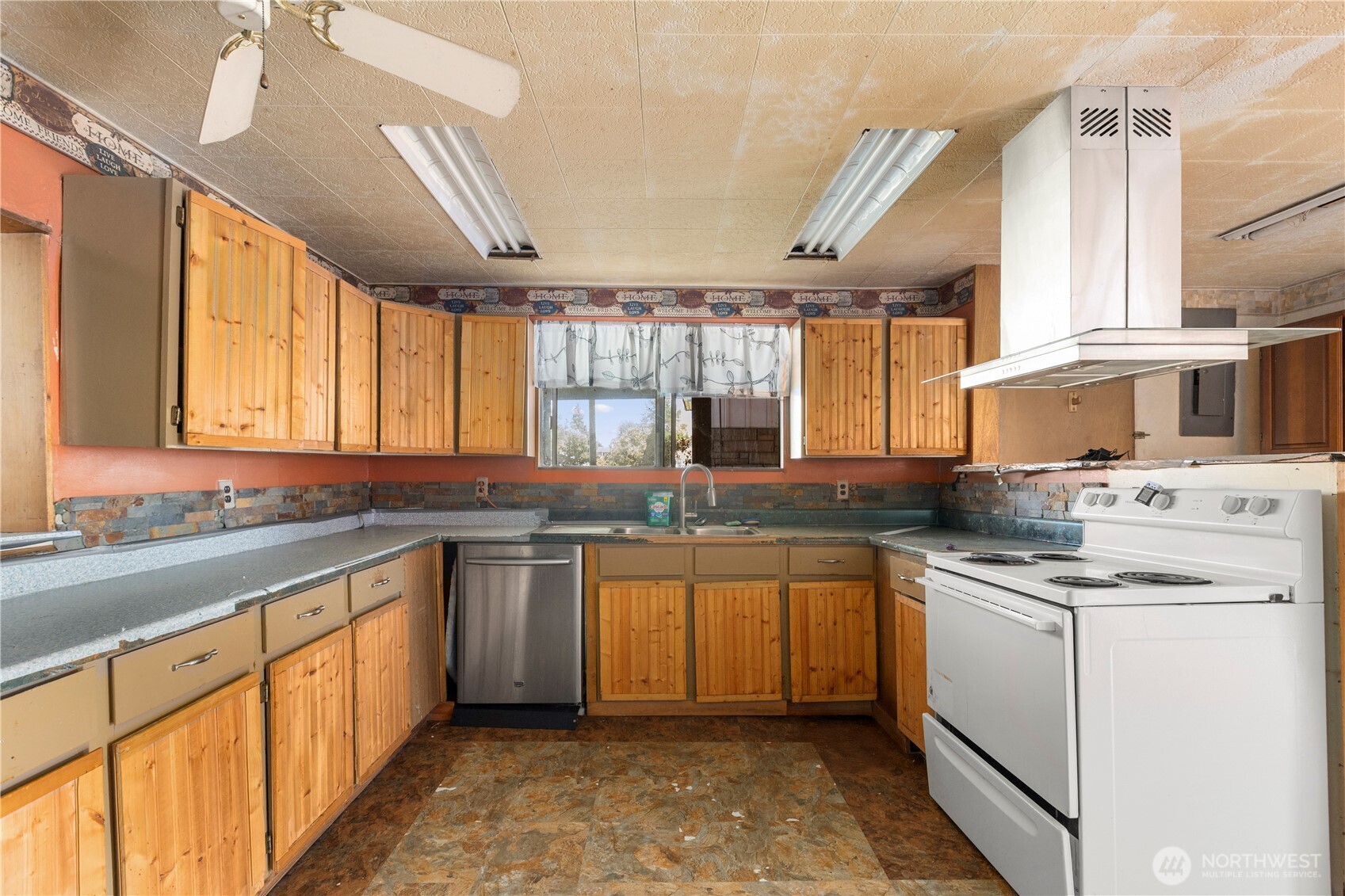 27 2nd Avenue N