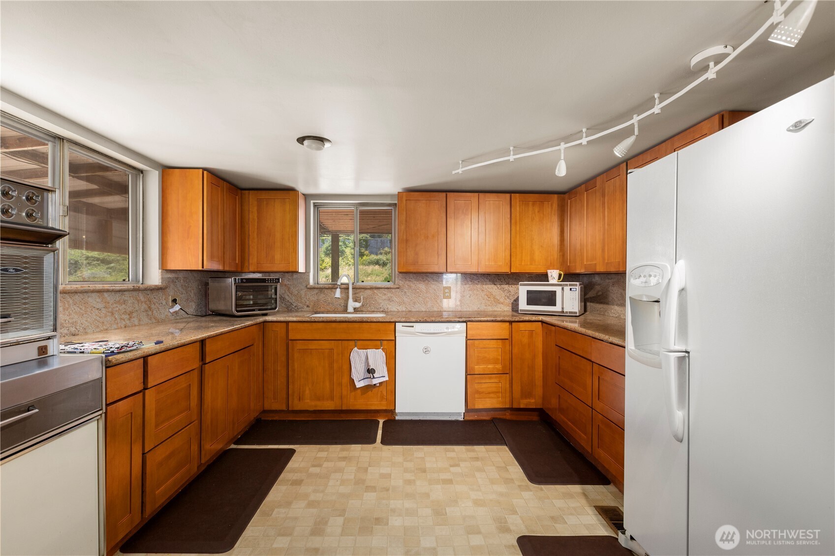 27 2nd Avenue N