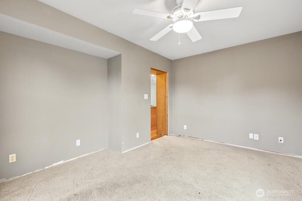 926 Tullis Street NE