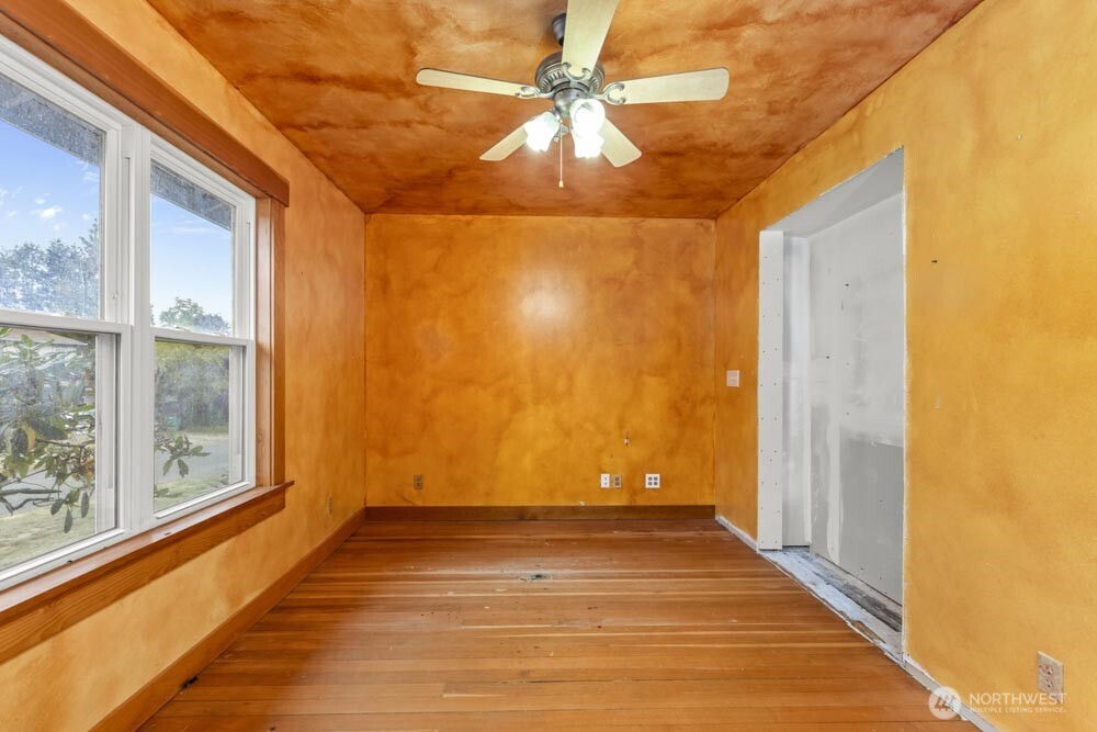 926 Tullis Street NE