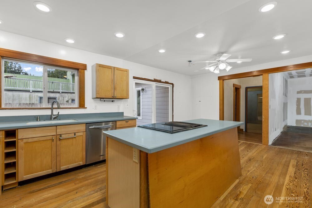 926 Tullis Street NE