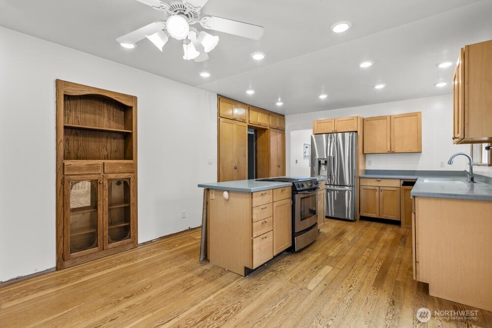 926 Tullis Street NE