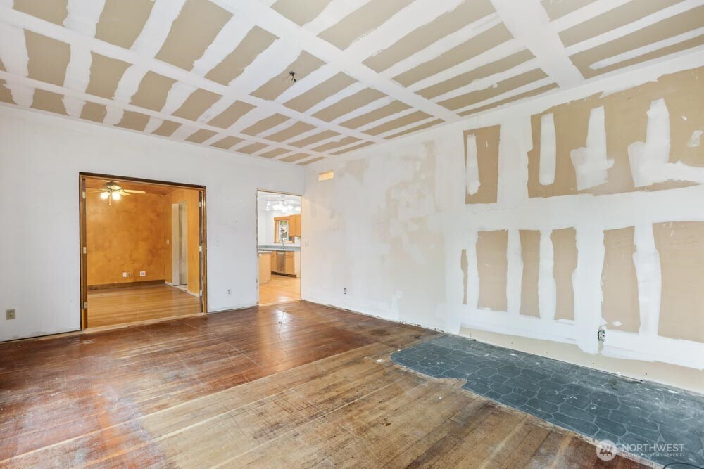 926 Tullis Street NE