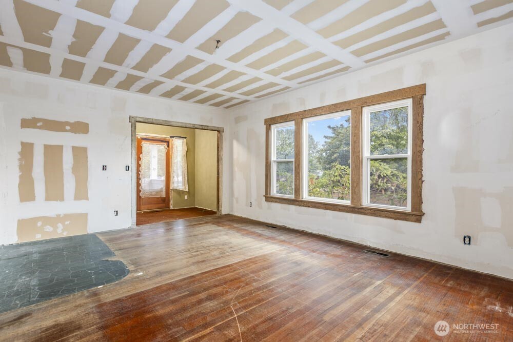 926 Tullis Street NE