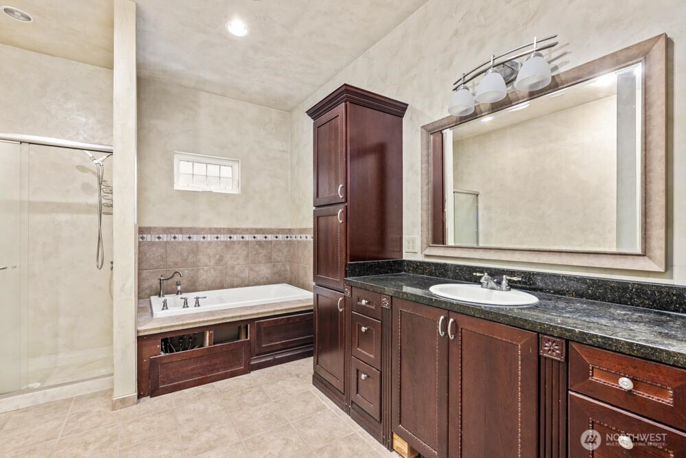 926 Tullis Street NE