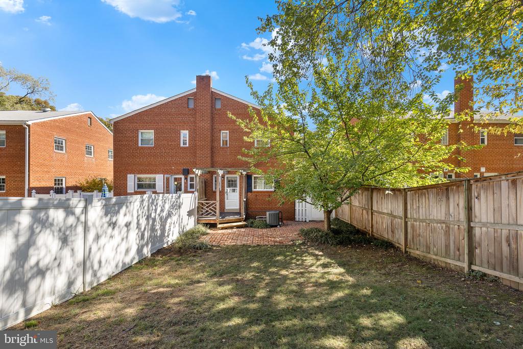 220 W TAYLOR RUN PARKWAY