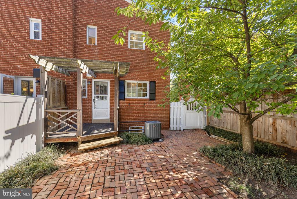 220 W TAYLOR RUN PARKWAY