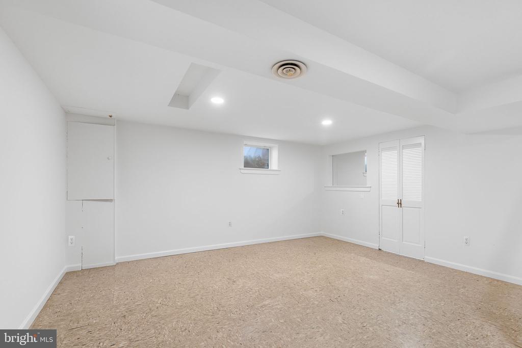 220 W TAYLOR RUN PARKWAY