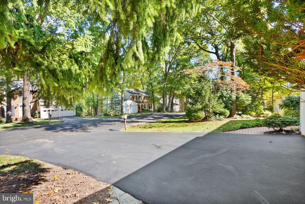 10707 Midsummer Dr