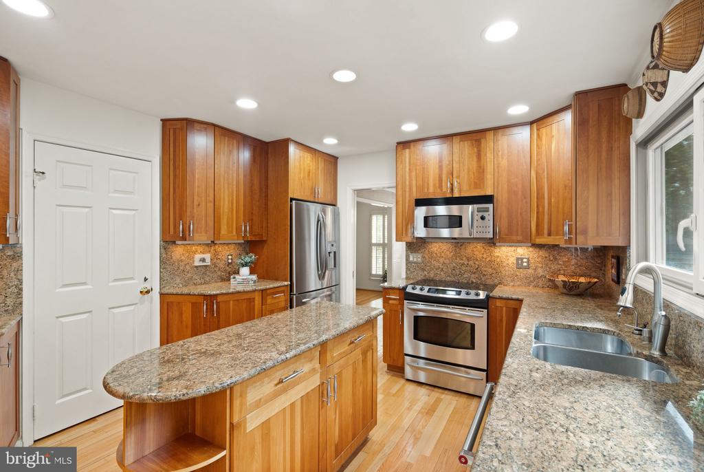 10707 Midsummer Dr