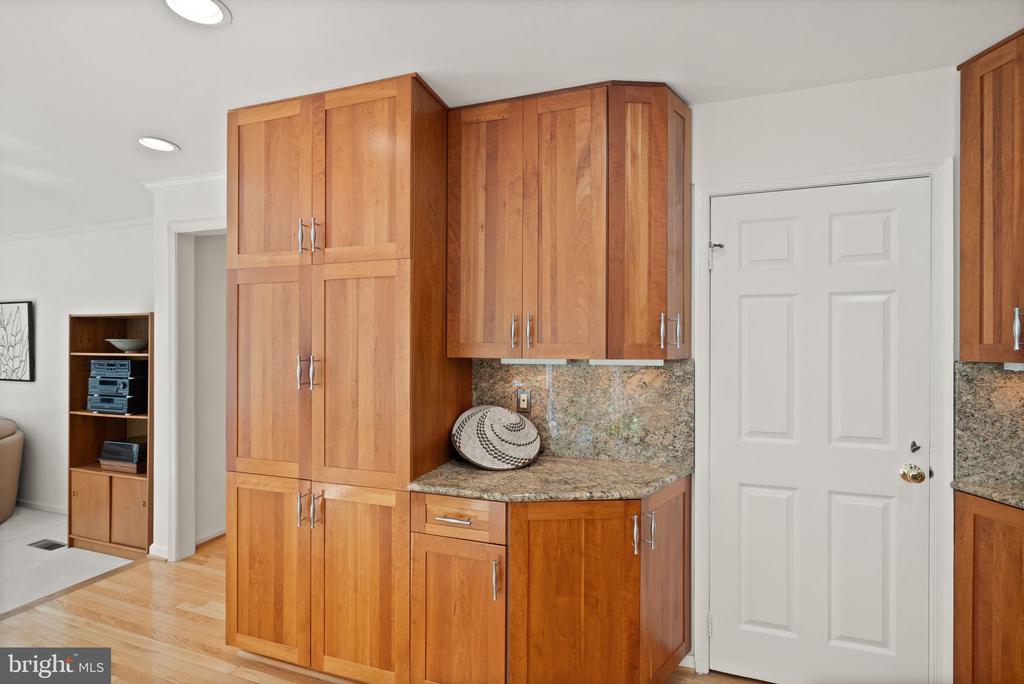 10707 Midsummer Dr