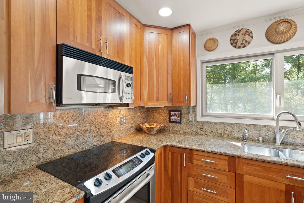 10707 Midsummer Dr