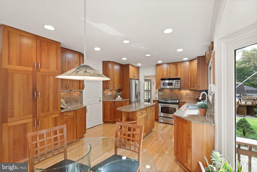 10707 Midsummer Dr