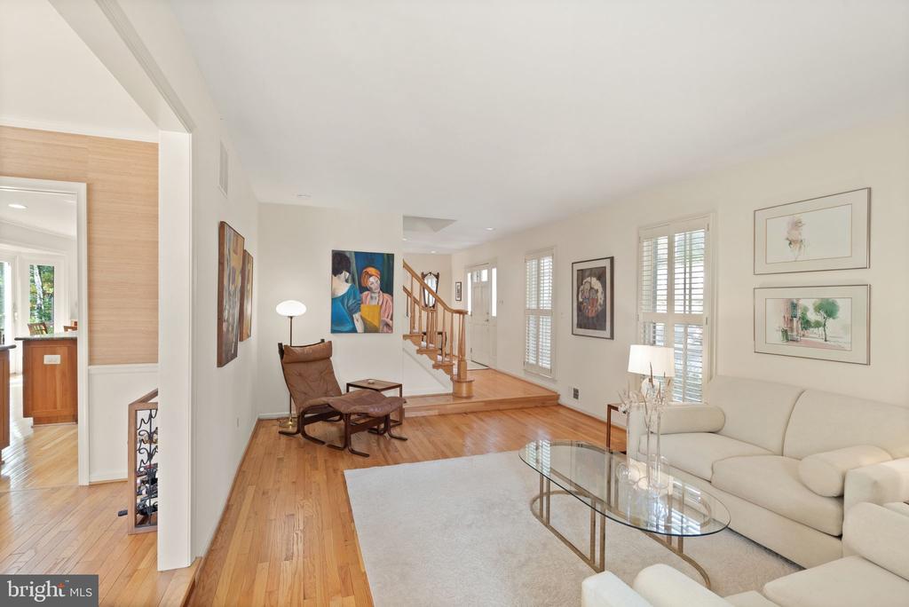 10707 Midsummer Dr
