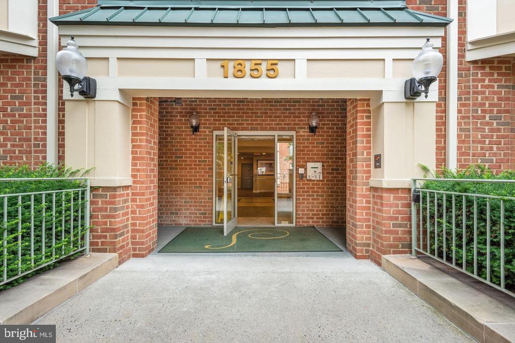 1855 Stratford Park Pl #216