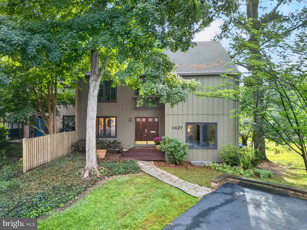 1427 GREEN RUN LANE