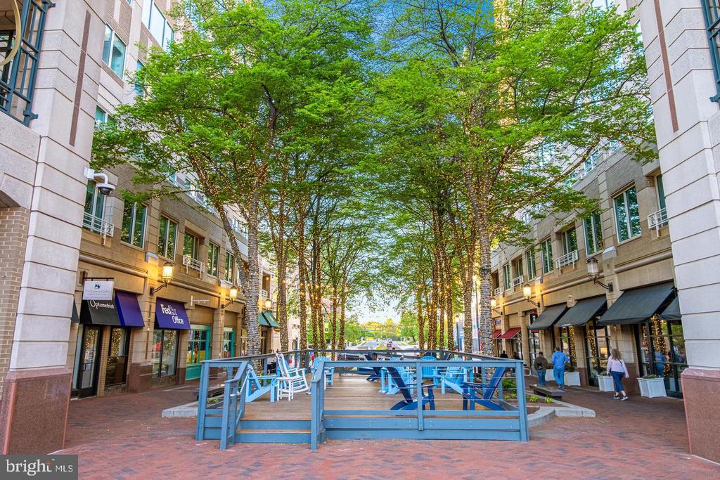 1860 STRATFORD PARK PLACE Unit: 201
