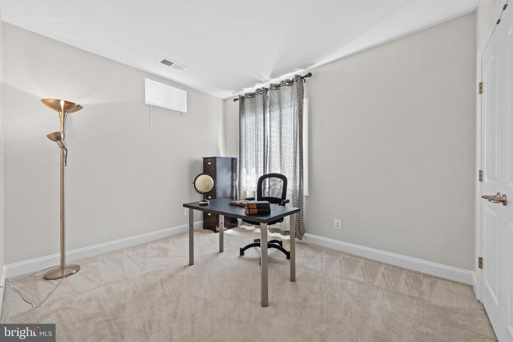 42694 Chisholm