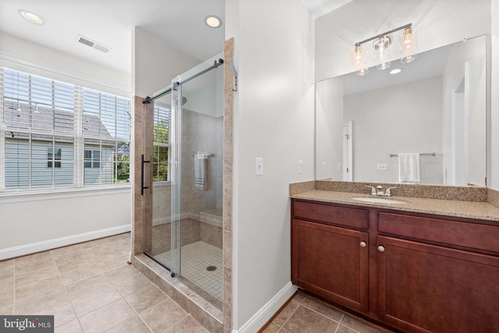 42694 Chisholm