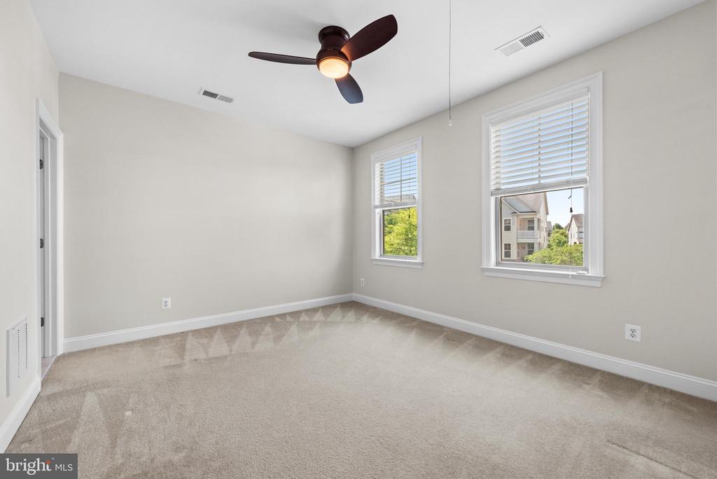 42694 Chisholm