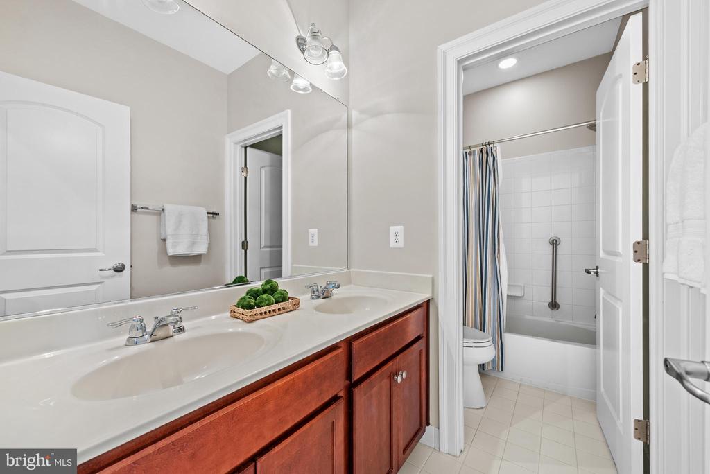42694 Chisholm