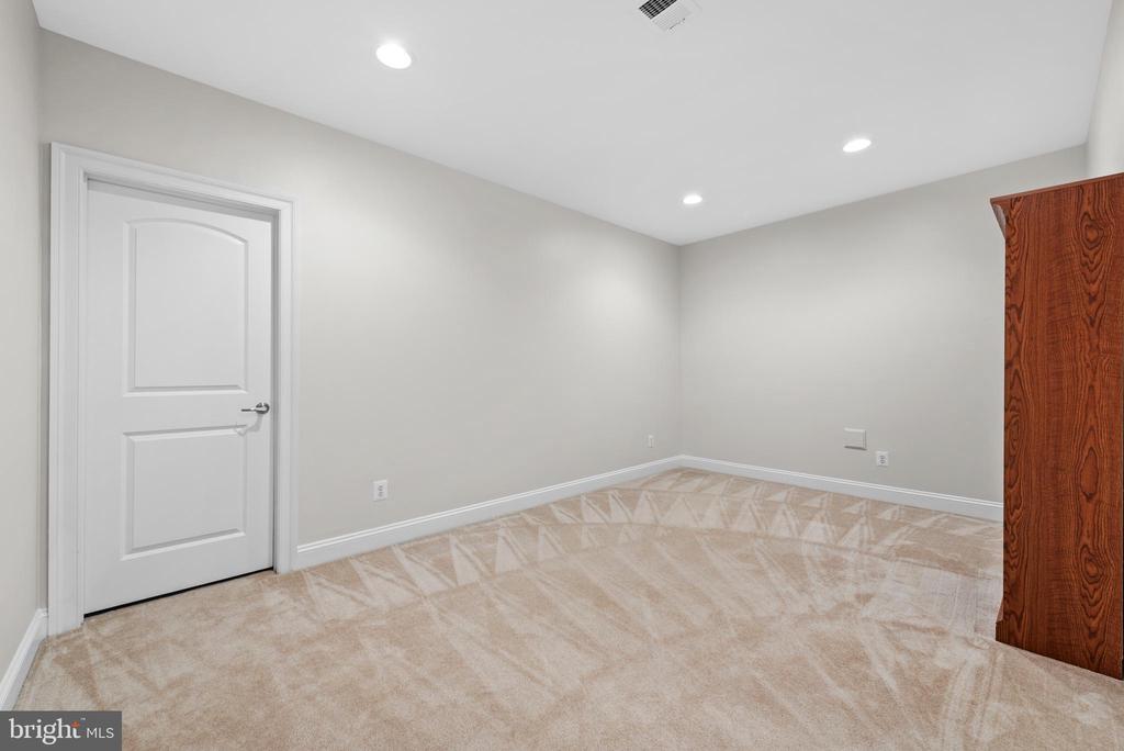 42694 Chisholm