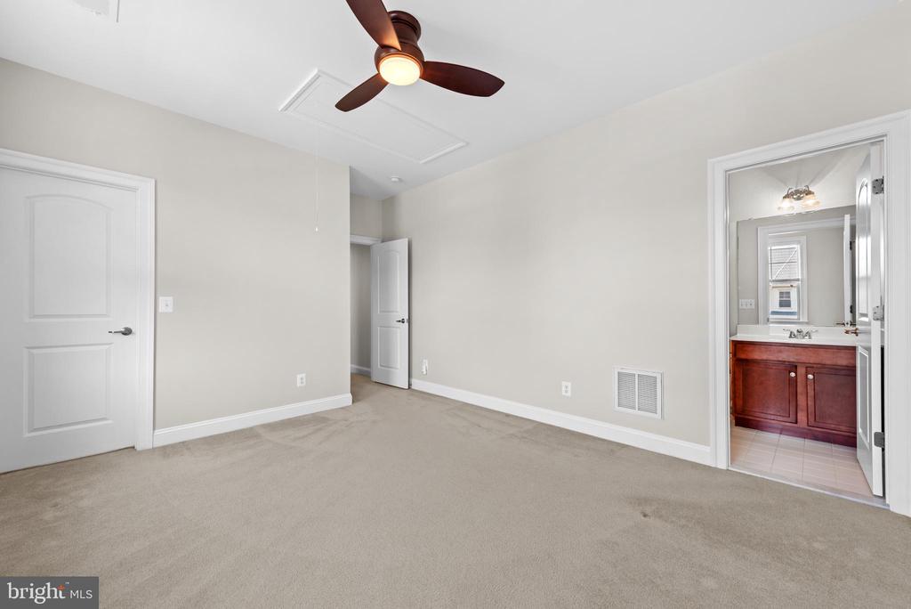 42694 Chisholm