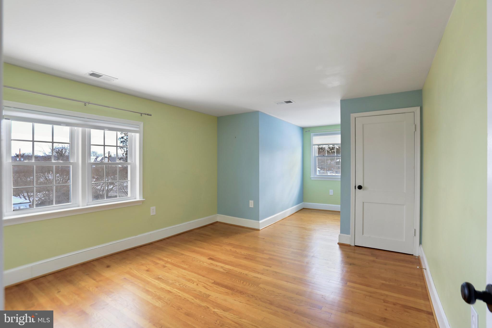 391 E COLONIAL HIGHWAY