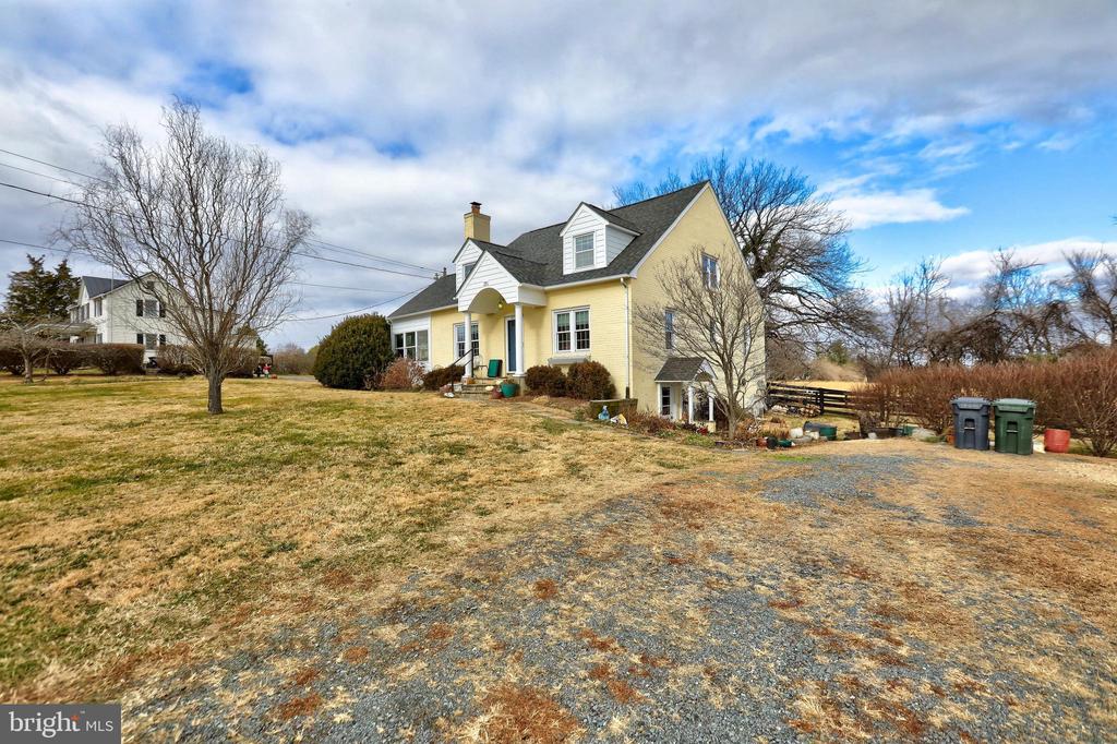 391 E COLONIAL HIGHWAY
