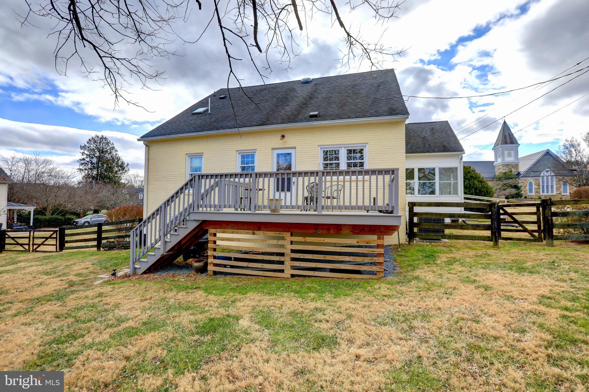 391 E COLONIAL HIGHWAY