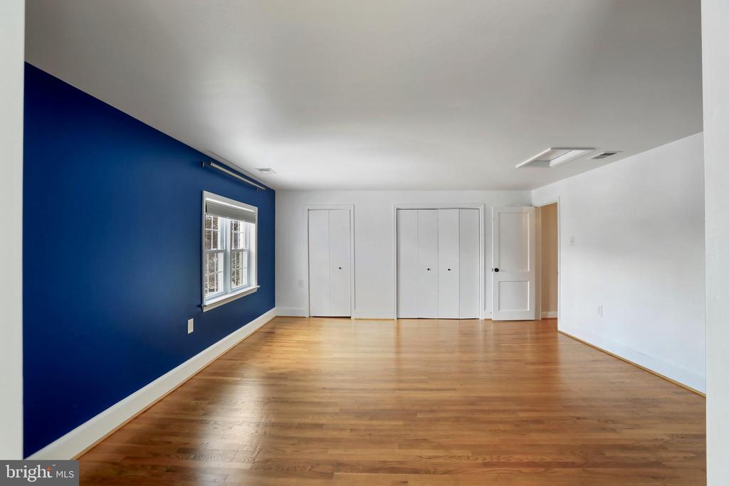 391 E COLONIAL HIGHWAY