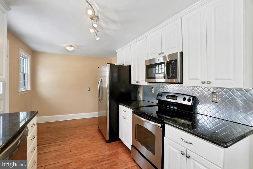 391 E COLONIAL HIGHWAY