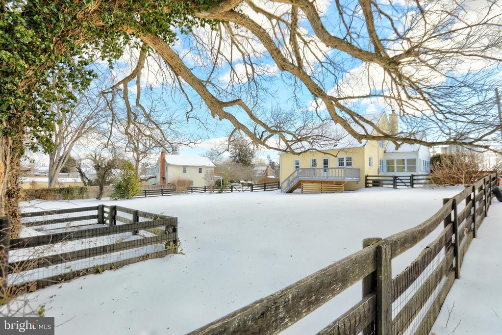 391 E COLONIAL HIGHWAY