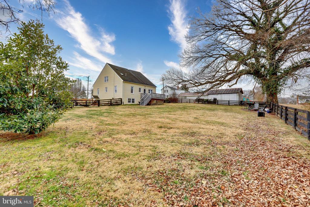 391 E COLONIAL HIGHWAY