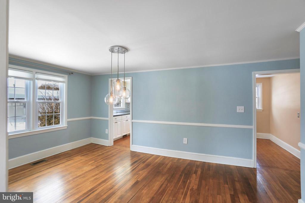 391 E COLONIAL HIGHWAY