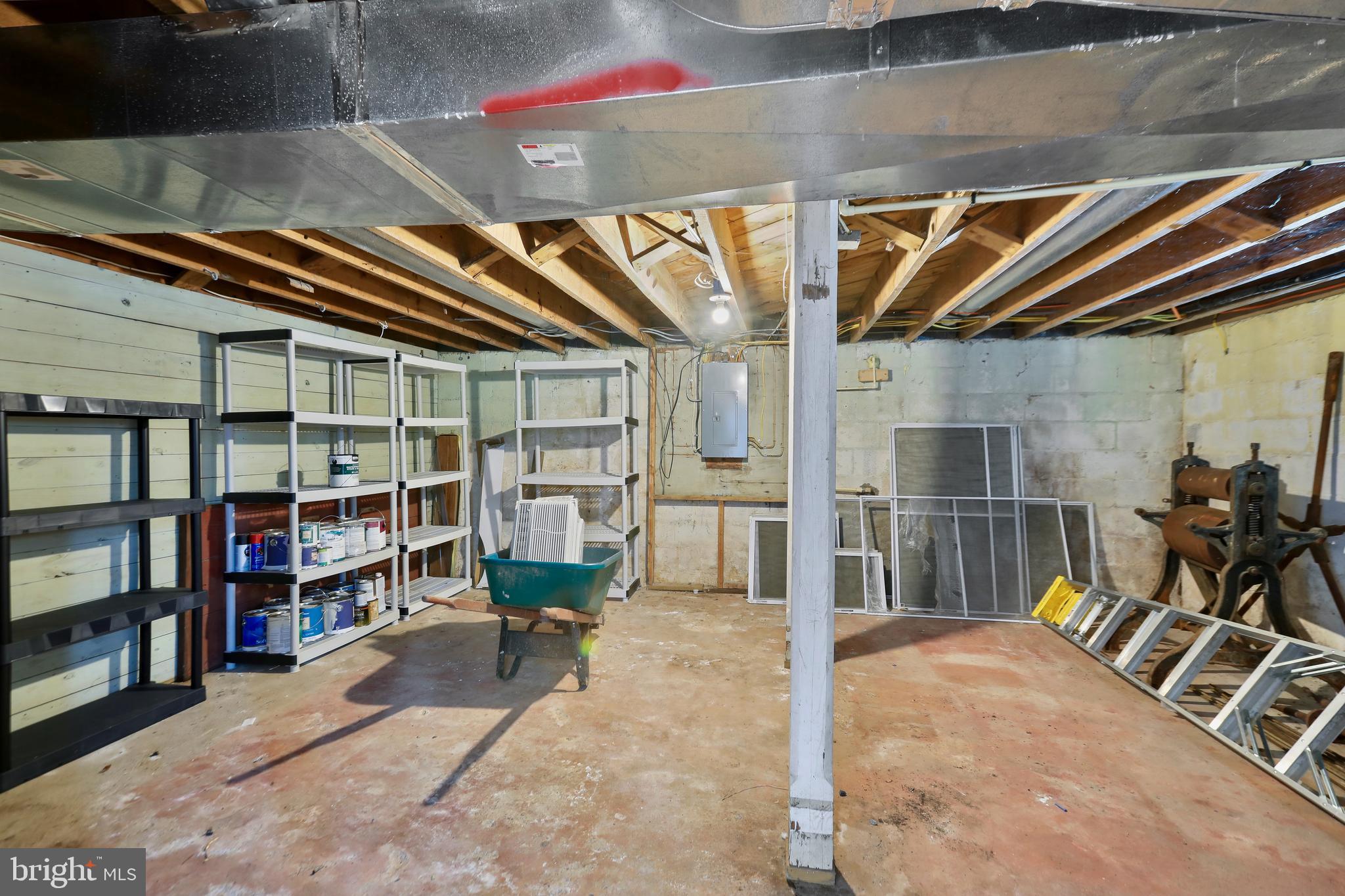 391 E COLONIAL HIGHWAY