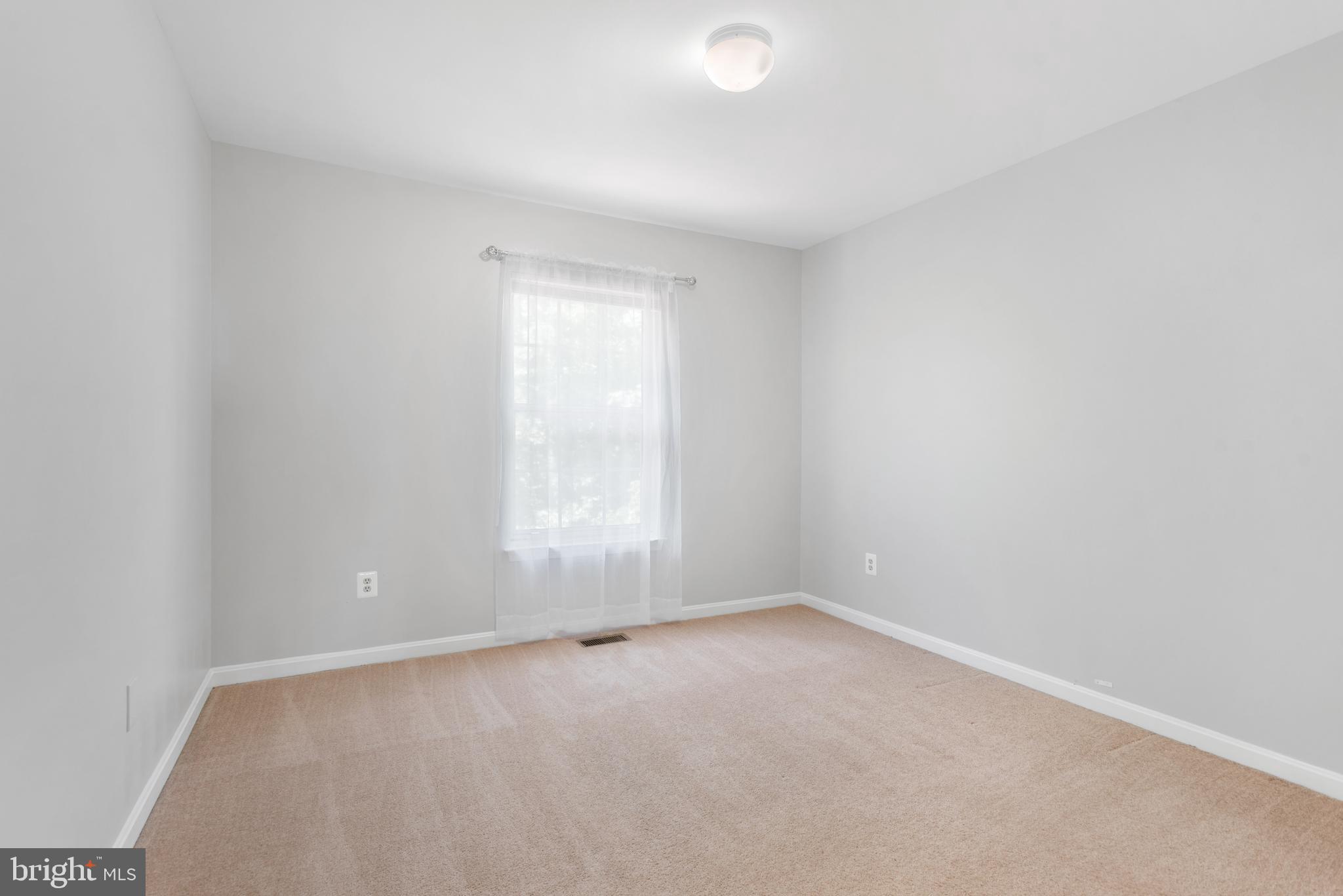 46613 SILHOUETTE SQUARE