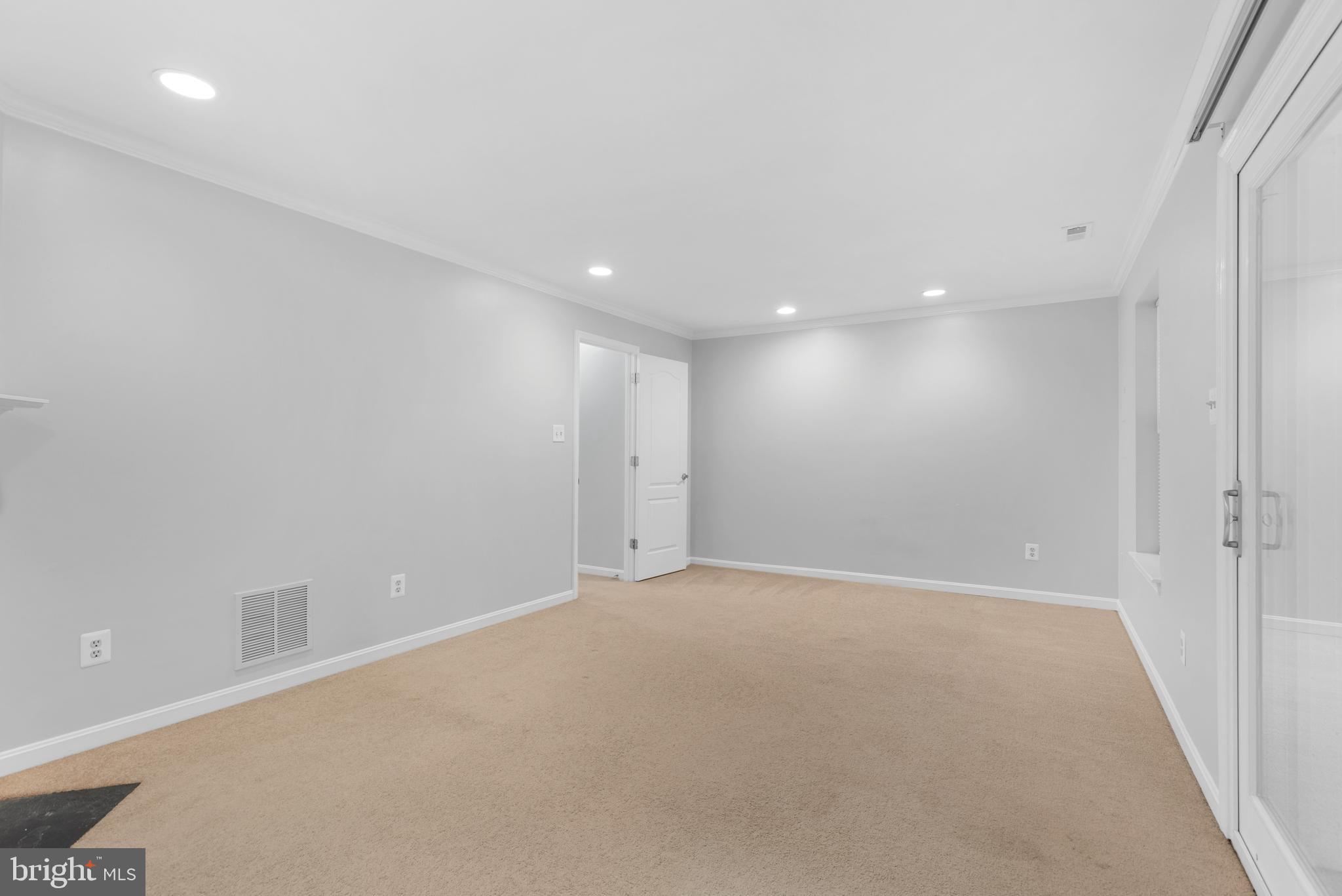 46613 SILHOUETTE SQUARE