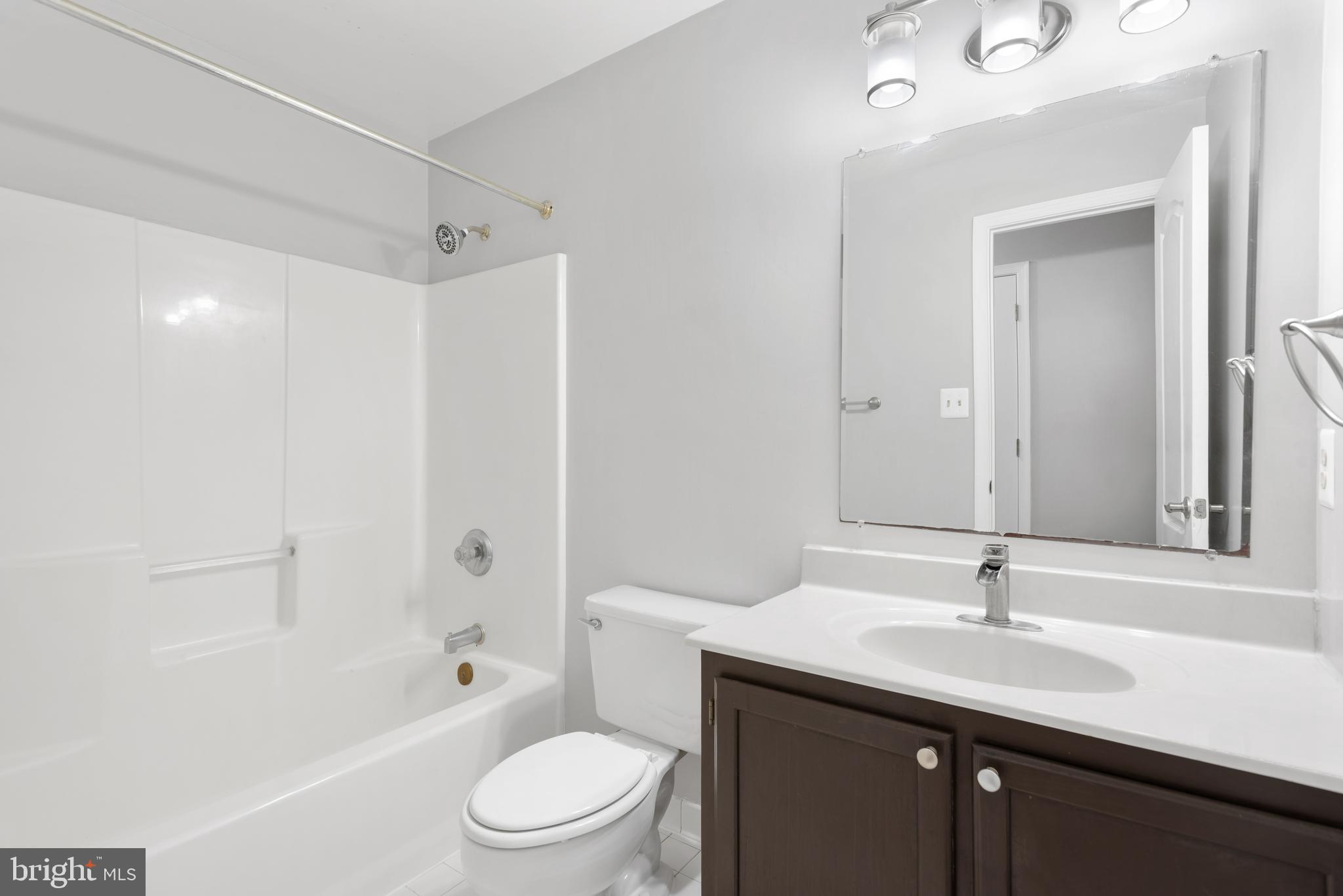 46613 SILHOUETTE SQUARE