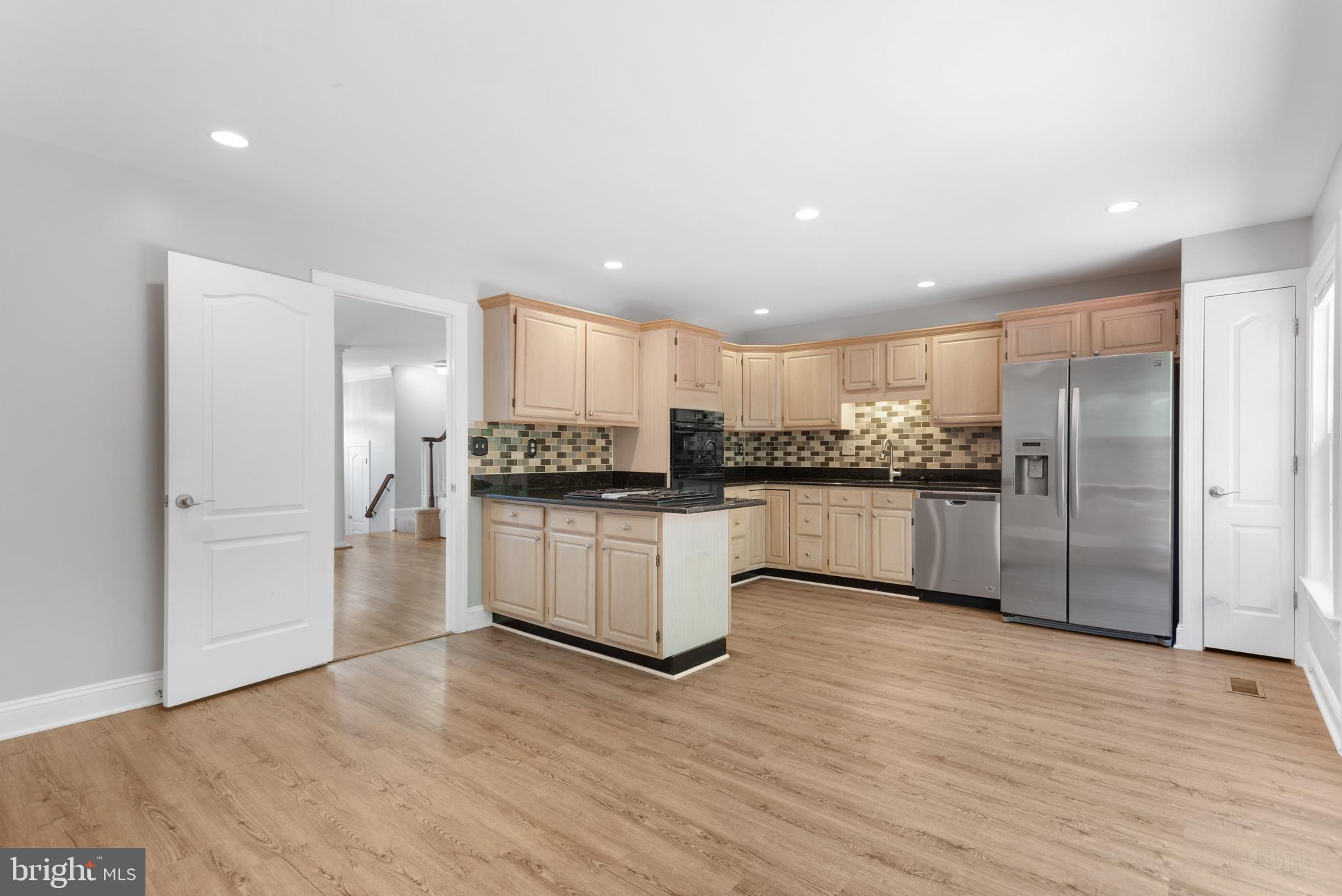 46613 SILHOUETTE SQUARE